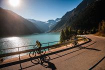 Biken am Schlegeis-Stausee. • © Archiv TVB Mayrhofen, Dominic Ebenbichler