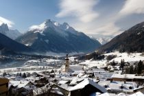 Fulpmes im Stubaital im Winter, im Hintergrund der Elfer und der Stubaier Gletscher. • © TVB Stubai Tirol