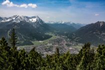 Blick vom Wank über Garmisch-Partenkirchen nach Grainau und zur Zugspitze • © skiwelt.de / christian schön