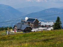 Der Alpengasthof Pacheiner mit dem 4-Sterne-Hotel auf dem Gerlitzen am Ossiacher See/Kärnten. • © skiwelt.de - Christian Schön