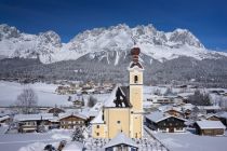 Die Kirche "zum Heiligen Kreuz" von Going im Winter. • © TVB Wilder Kaiser, Simon Oberleitner