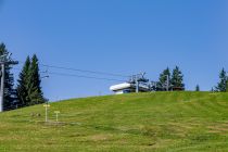 Die Bergstation des Sonnenliftes in Going. Sie liegt oberhalb der Pony-Alm, ist aber nur im Winter geöffnet.  • © skiwelt.de - Silke Schön