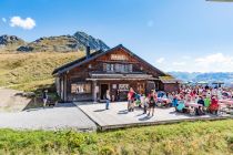 Die Grasjoch-Hütte liegt direkt an der Mittelstation von Grasjoch- und Hochalpilabahn. • © Silvretta Montafon - Marcel Mehrling