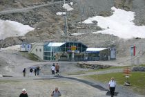 Der Gratlift lag rechts im Stationsgebäude der ebenfalls mittlerweile abgebauten Gratbahn. Beide wurden durch den Gletscherjet 3 ersetzt. • © skiwelt.de / christian schön