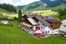 Der Landgasthof Schuster an der Talstation der Sesselbahn Krinnenalpe. • © skiwelt.de - Christian Schön