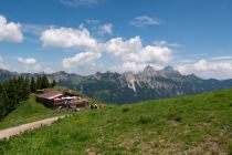 Gundhütte am Neunerköpfle mit Blick auf die Rote Flüh • © skiwelt.de / christian schön