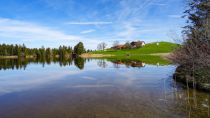 Der Hegratsrieder See im Ostallgäu, mit Bauernhof und dazugehöriger Kapelle. • © flyupmike auf pixabay.com