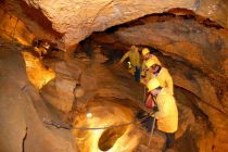 Aufregende Einsichten in der uralten Höhle am Hintertuxer Gletscher. • © Hintertuxer Gletscher