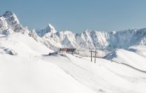 Herrlich eingfangen: Die Bergstation des Hochalm 6er in Hinterglemm vor atemberaubender Kulisse. • © Skicircus Saalbach Hinterglemm Leogang Fieberbrunn Fotograf: Christian Wöckinger