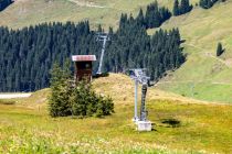 Bergstation des Hochalm-Schlepplifts im Sommer • © skiwelt.de / silke schön