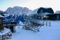 Bergstation des Hochmoos-Express mit Blick auf das Zugspitzmassiv • © skiwelt.de / christian schön