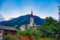 Die Kirche in Holzgau im Tiroler Lechtal.  • © skiwelt.de - Christian Schön