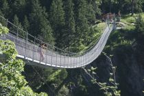 Panoramablick und Herzklopfen inklusive – in über 100 m Höhe überspannt die Holzgauer Hängebrücke die wildromantische Höhenbachtalschlucht im Tiroler Lechtal. Die 200 m lange Seilhängebrücke ist die höchste und längste kostenlos zugängliche Fußgängerhänge • ©  Tiroler Lechtal/Gerhard Eisenschink