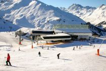 Talstation der Idjochbahn im Winter. Die erste Bahn im Vordergrund ist noch die alte Flimjochbahn. • © alpintreff.de / christian schön