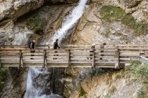 Vorbei an einem Wasserfall geht es in der Rosengartenschlucht in Imst.  • © Imst Tourismus, Rudi Wyhlidal