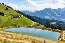 Im Vordergrund der Speicherteich an der Bergstation der Salvistabahn von Itter aus - in der Mitte links der Alpengasthof Rigi. Links hoch geht es auf die Hohe Salve.  • © skiwelt.de - Silke Schön