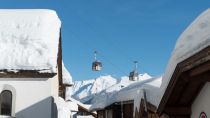 Die Diasbahn schwebt über die schneebedeckten Häuser in Kappl hinweg. • © TVB Paznaun - Ischgl