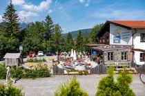 Das Dammkar Stadl an der Talstation der Karwendelbahn in Mittenwald hat eine Sonnenterrasse. • © skiwelt.de - Christian Schön