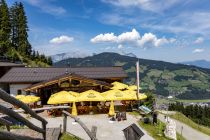 Das Gaisbergstüberl in Kirchberg liegt neben der Bergstation des Sesselliftes. Der Blick ist vom schönen Spielplatz aus.  • © skiwelt.de - Silke Schön
