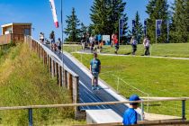 Das Förderband zum Starthaus der Streif ist im Sommer ebenfalls in Betrieb. • © skiwelt.de - Silke Schön