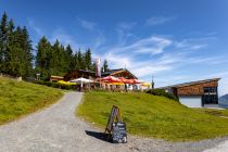 Das Hahnenkammstüberl im Sommer. Im Winter fährt auch die Sesselbahn Walde. • © skiwelt.de - Silke Schön