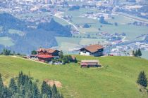 Blick von der hohen Salve auf das ehemalige Ensemble der Bergstation Salvistabahn und Kraftalm. Im Hintergrund der Blick auf Wörgl. • © skiwelt.de / christian schön