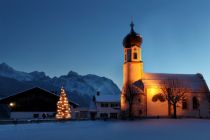 Die weihnachtliche Krüner Kirche St. Sebastian. • © Alpenwelt Karwendel, Christoph Schober