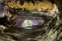 Im vorderen Kaisertal liegt die Tischofer Höhle. Seit dem 17. Jahrhundert wurden in der Höhle, die in etwa 40 Meter in den Berg hineinführt, immer wieder Knochen entdeckt.  • © TVB Kufsteinerland, Alex Gretter