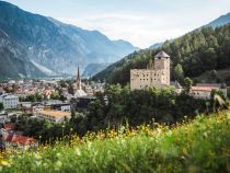 Der Ort Landeck in Tirol, im Vordergrund das Schloss.  • © TVB Tirol West, Roman Huber