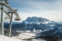 Der Gamsjet in Lermoos im Winter mit Blick auf der Wettersteinmassiv. • © Tiroler Zugspitz Arena - C. Jorda