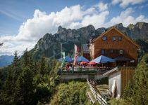 Die Erfurter Hütte im Sommer. • © Tirol Werbung, Jens Schwarz