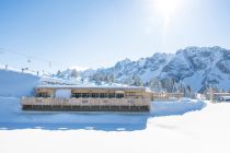 Im Winter kannst Du Dir die Greifvögel in den Volieren anschauen. • © Mayrhofner Bergbahnen