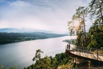 Von der Aussichtsplattform des Slow Trails Zwergsee hast Du einen grandiosen Blick auf den Millstätter See.  • © Archiv Millstätter See Tourismus GmbH, Fotograf: Gert Perauer
