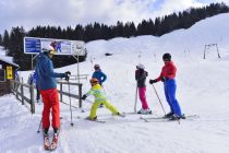 Skifahren im Skigebiet Kranzberg.  • © Alpenwelt Karwendel / Stefan Eisend