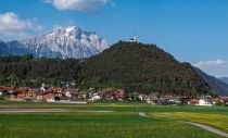 Blick auf Mötz mit Wallfahrtskirche Maria Locherboden • © TVB Innsbruck / Laichner