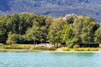 Die Brücke gehört zum Golfplatz und führt über den Zufluss zwischen Mondsee (von dem aus fotografiert wurde) und Drachensee. • © skiwelt.de - Christian Schön