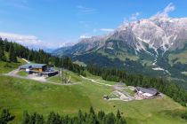 Die Karbachalm ist rechts im Bild, links siehst Du die Bergstation der Karbachalmbahn. • © Hochkönig Tourismus GmbH