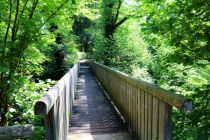 Eine idyllische Brücke im Seidlpark in Murnau am Staffelsee. • © Tourist Information Murnau am Staffelsee, Carolina Hopen