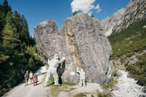 Der Gespaltene Stein ist eine Attraktion im Stubaital. • © TVB Stubai