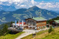 Die Rübezahl-Hütte liegt ein Stück unterhalb der Bergstation der Markbachjochbahn in der Wildschönau. • © skiwelt.de - Silke Schön