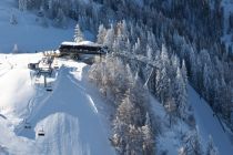 Die Bergstationen von Nockspitzbahn und Pfriemesköpflebahn befinden sich direkt nebeneinander. • © Innsbruck Tourismus / Alpine Luftbild