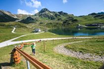 Der Grünwaldsee mit der Kugelbahn aus Bobbys Erlebniswelt im Vordergrund, rechts im Bild die Hochalm.  • © Tourismusverband Obertauern