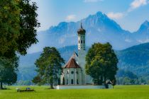 Die Kirche St. Coloman in Schwangau ist ein Inbegriff für das Ostallgäu. • © skiwelt.de - Christian Schön