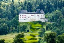 Das Schloss Staufeneck am Fuß des Hochstaufens in Piding. • © skiwelt.de - Silke Schön