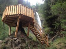 Die Aussichtsplattform am Pfitschebach Wasserfall im Pitztal. • © TVB Pitztal