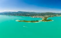 Rechts die Pörtschacher Halbinsel, an die links die Blumeninsel anschließt. • © Visit Wörthersee, Bernie Pichler Koban-Pano