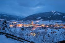 Das abendliche und tief verschneite Radstadt.  • © Tourismusverband Radstadt, Lorenz Masser