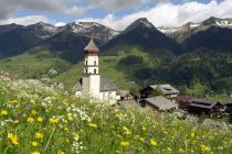 Der Ort Raggal mit seiner Kirche im Zentrum. • © Siegmar Zech