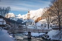 Die berühmte Kirche in Ramsau bei Berchtesgaden im Winter. • © Berchtesgadener Land Tourismus