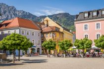 Beliebter Treffpunkt - auch kulinarisch: Der Rathausplatz in Bad Reichenhall • © Berchtesgadener Land Tourismus